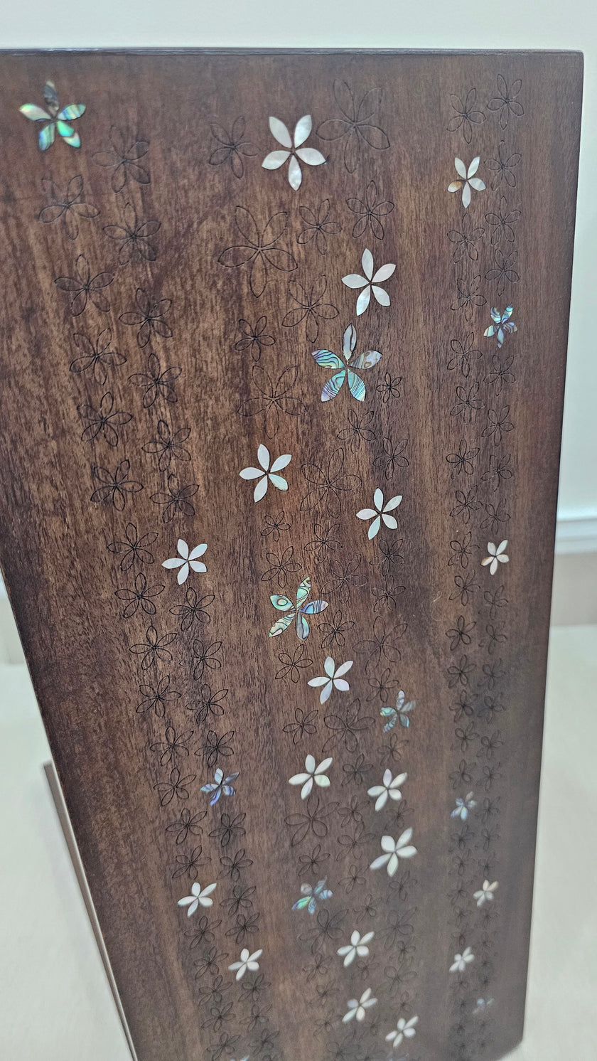 Jasmine Kisses Table